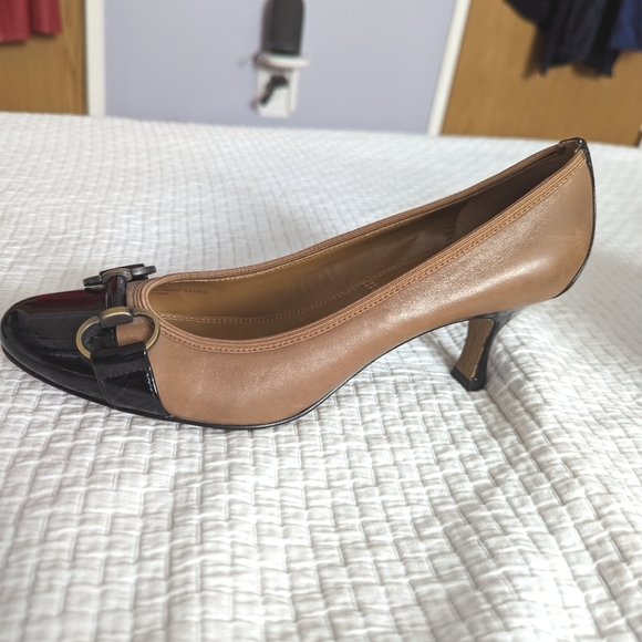 Tahari Misty Taupe Leather Kitten Heels with Black Patent Toes & Heels 7.5b - Picture 3 of 7